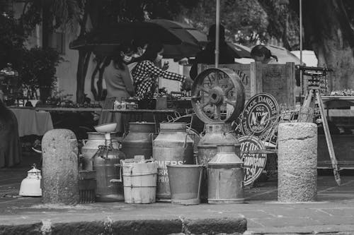 Základová fotografie zdarma na téma bleší trh, černobílý, kbelíky