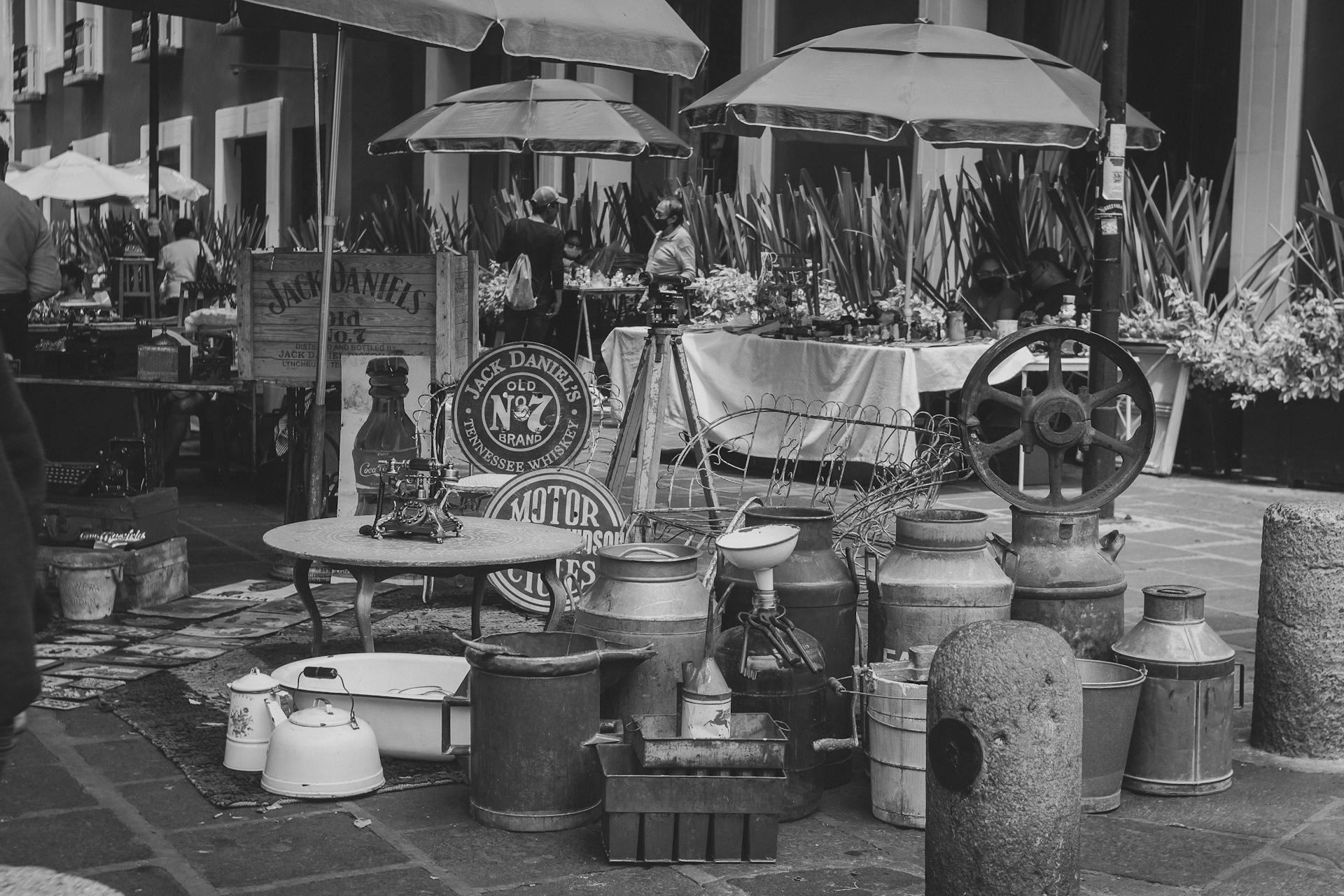 Un stand au marché aux puces