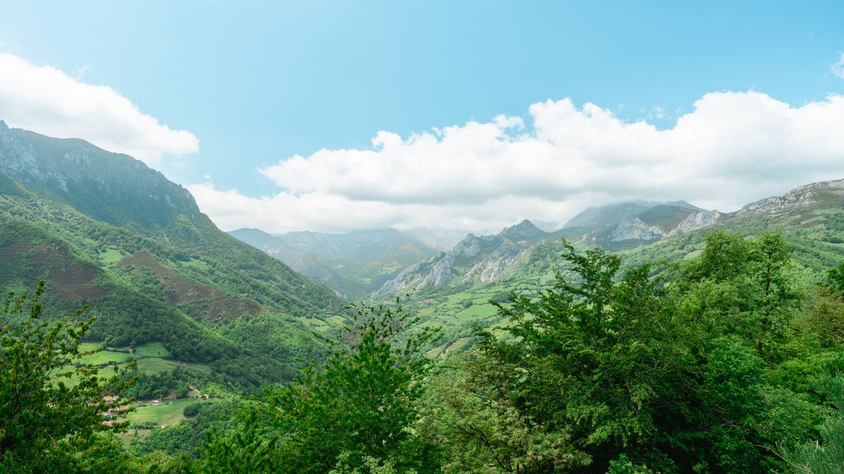 Munții verzi din jurul Covadongăi, în Asturia, Spania