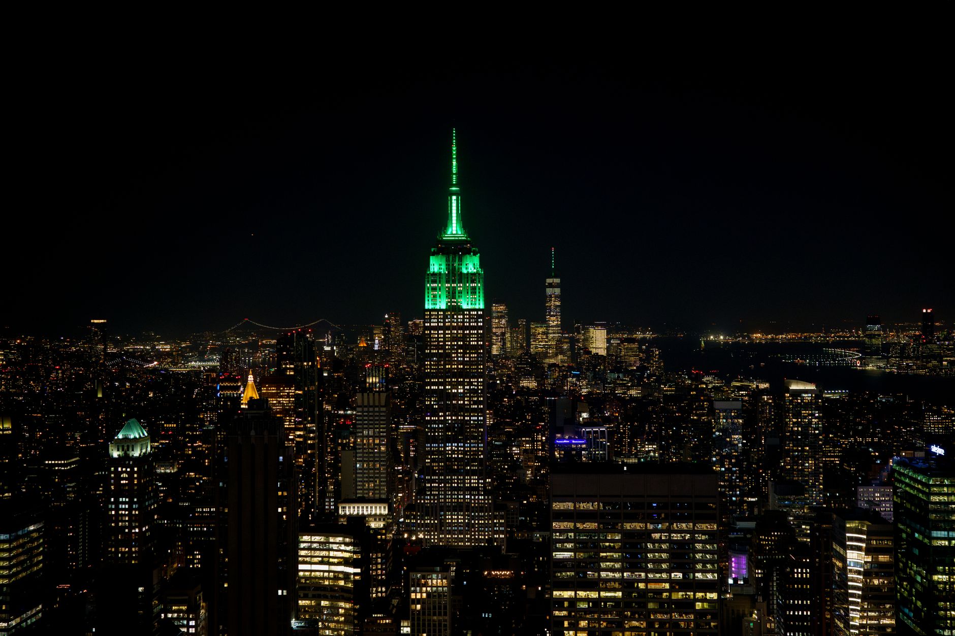 Empire State acende luzes azuis para celebrar casamento de Taylor Swift