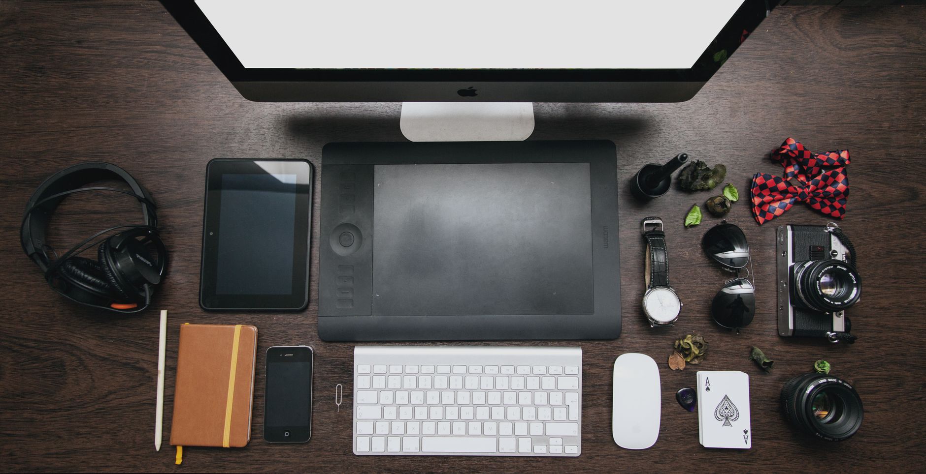 5 Desk Gadgets That Will Save Your Sanity – and Your Back