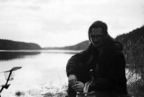 Darmowe zdjęcie z galerii z czarno-biały, jezioro, mężczyzna