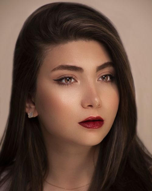 Free Close-up portrait of a woman with makeup, red lipstick, and straight hair. Stock Photo
