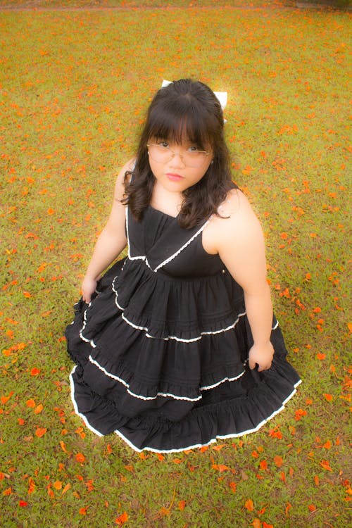 Darmowe zdjęcie z galerii z azjatka, czarna sukienka, czarne włosy