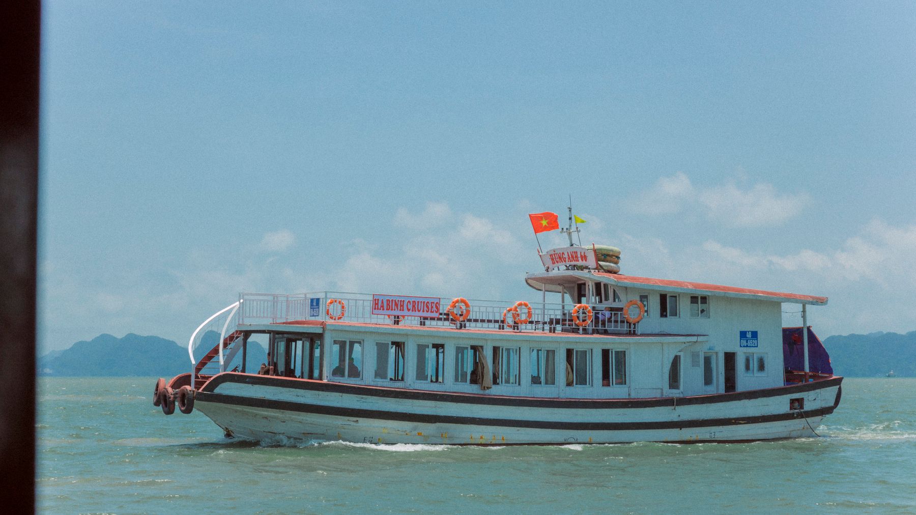 Cảnh quan du thuyền đang đi trên Vịnh Hạ Long, Việt Nam.