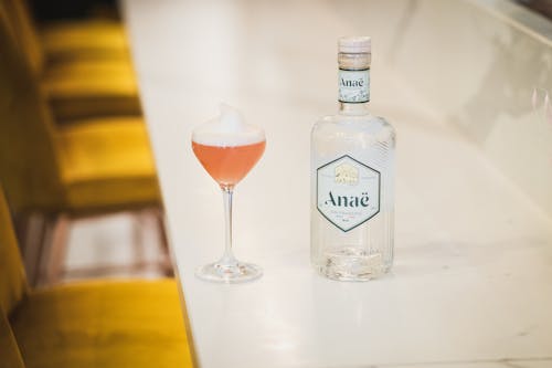 Free Photo of a Glass with a Cocktail and a Bottle of Gin Stock Photo