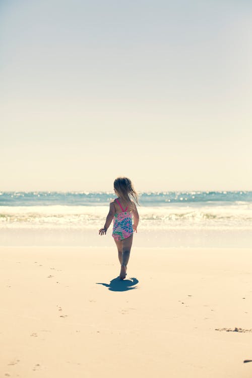 Fille Debout Sur Le Sable Brun