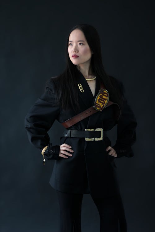 стильная азиатская девушка на черном фоне портрет