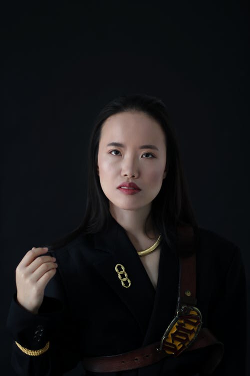 стильная азиатская девушка на черном фоне портрет