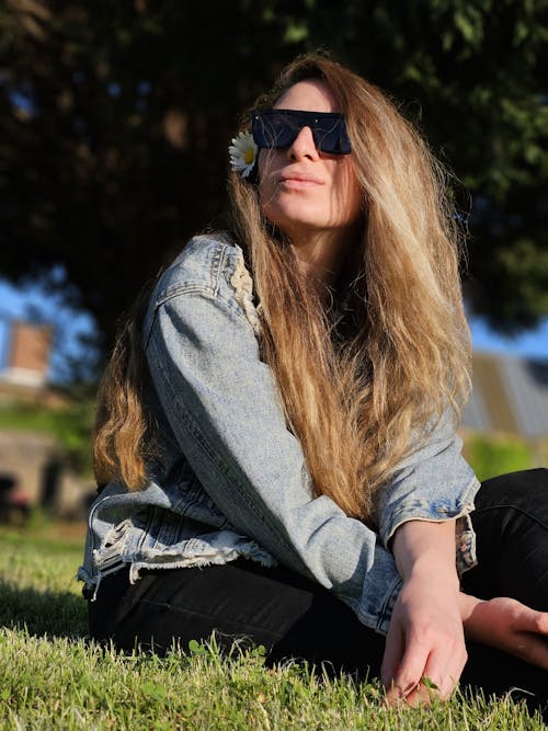 Δωρεάν στοκ φωτογραφιών με jean jacket, γρασίδι, γυαλιά ηλίου
