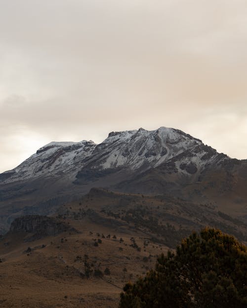 dağlar, dik, dikey atış içeren Ücretsiz stok fotoğraf