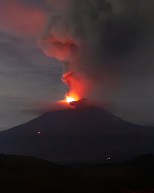 Δωρεάν στοκ φωτογραφιών με ηφαίστειο, καπνίζω, κατακόρυφη λήψη