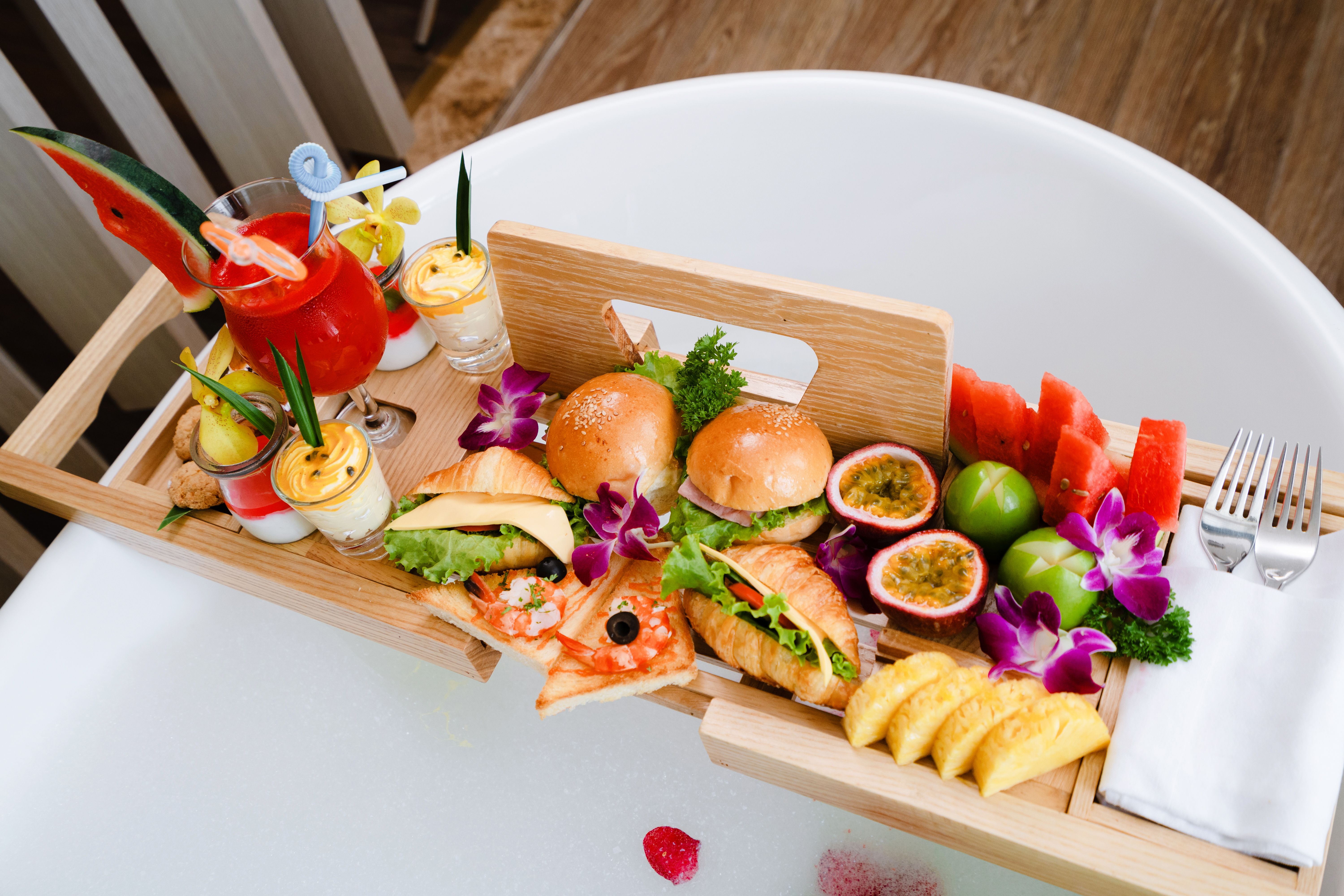 Floating breakfast tray