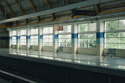 Foto profissional grátis de assentos, desocupado, estação de trem
