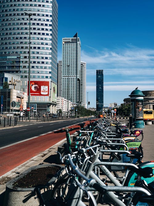 Gratis stockfoto met asfalt, binnenstad, blauwe lucht