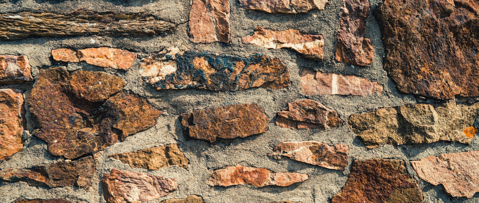 Gros plan sur un mur en pierre avec joints apparents