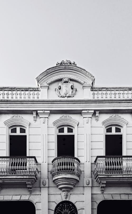 Darmowe zdjęcie z galerii z balkony, budynek od zewnątrz, czarno-biały