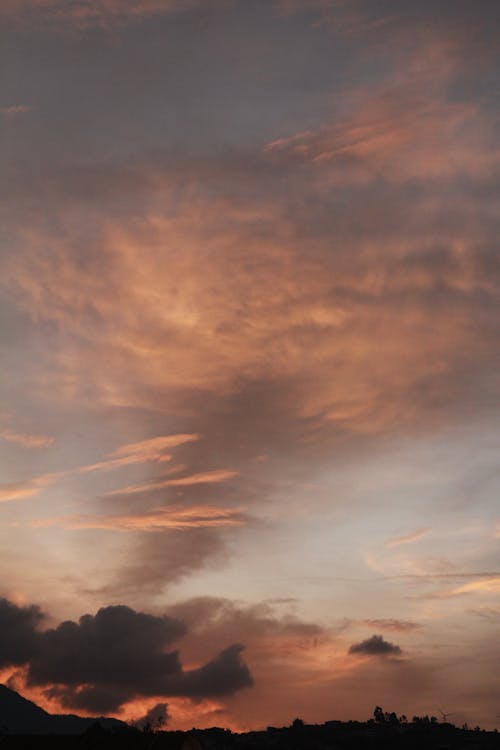 Foto d'estoc gratuïta de capvespre, cel espectacular, paisatge amb núvols