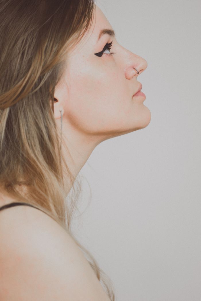 Side-profile portrait used to illustrate assessment of nasal proportions within the whole face