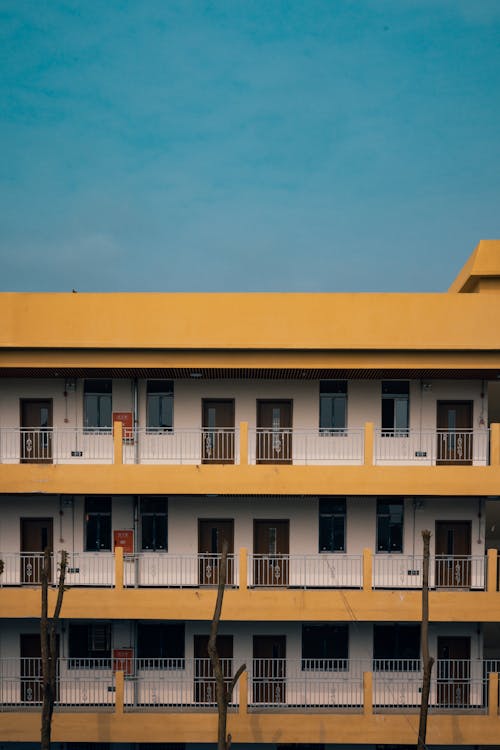 Fotos de stock gratuitas de apartamentos, balcones, cielo azul