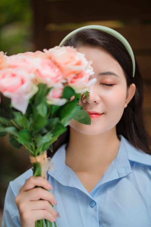 Kostenloses Stock Foto zu blumen, blumenstrauß, brünette