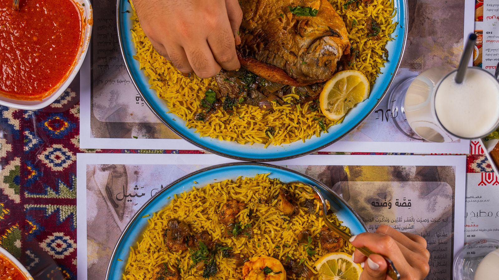 Pessoas compartilhando uma refeição com arroz em uma mesa