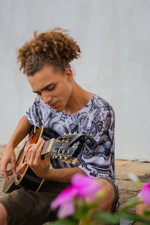 Hombre Tocando La Guitarra