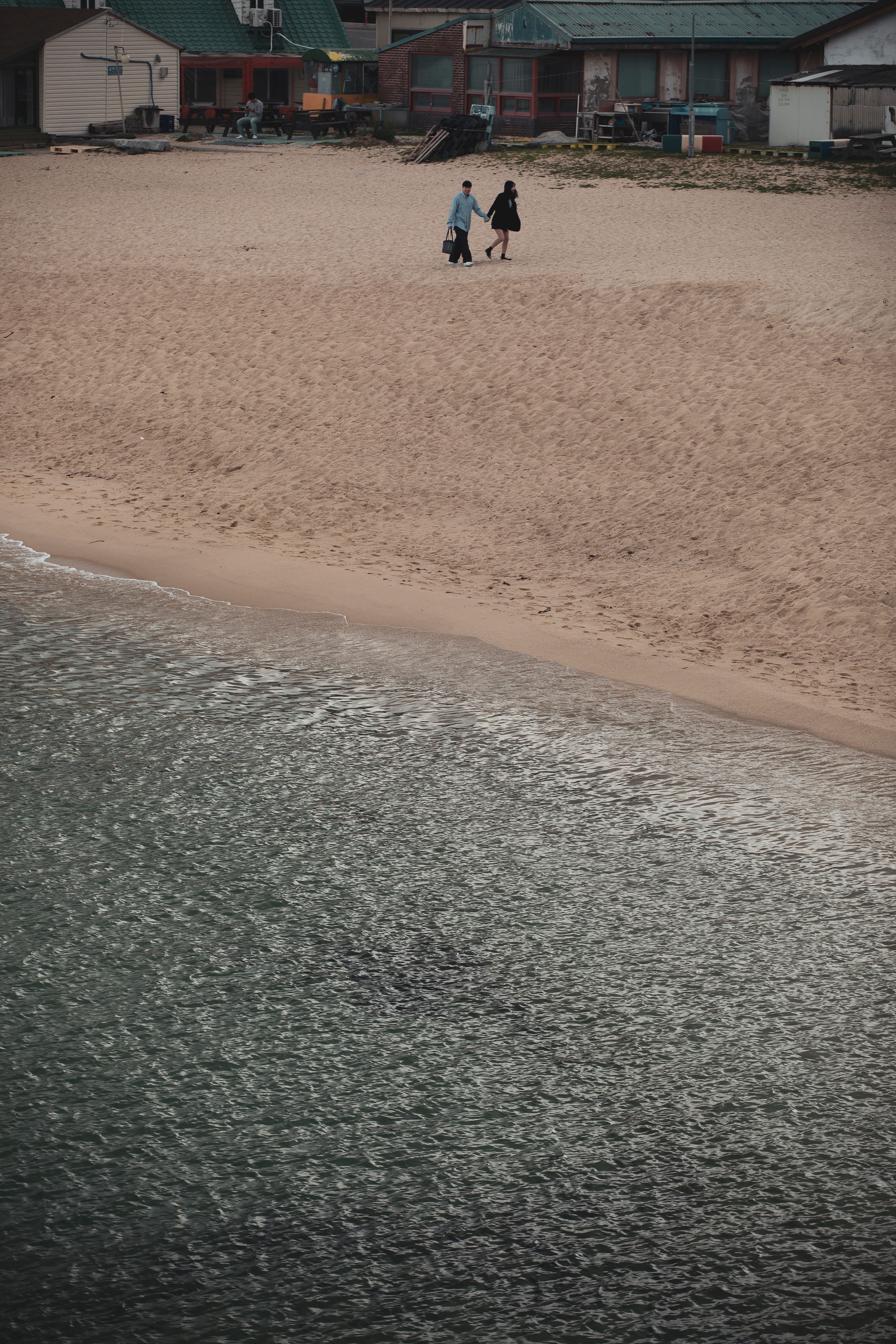 korea beach couple relaxing