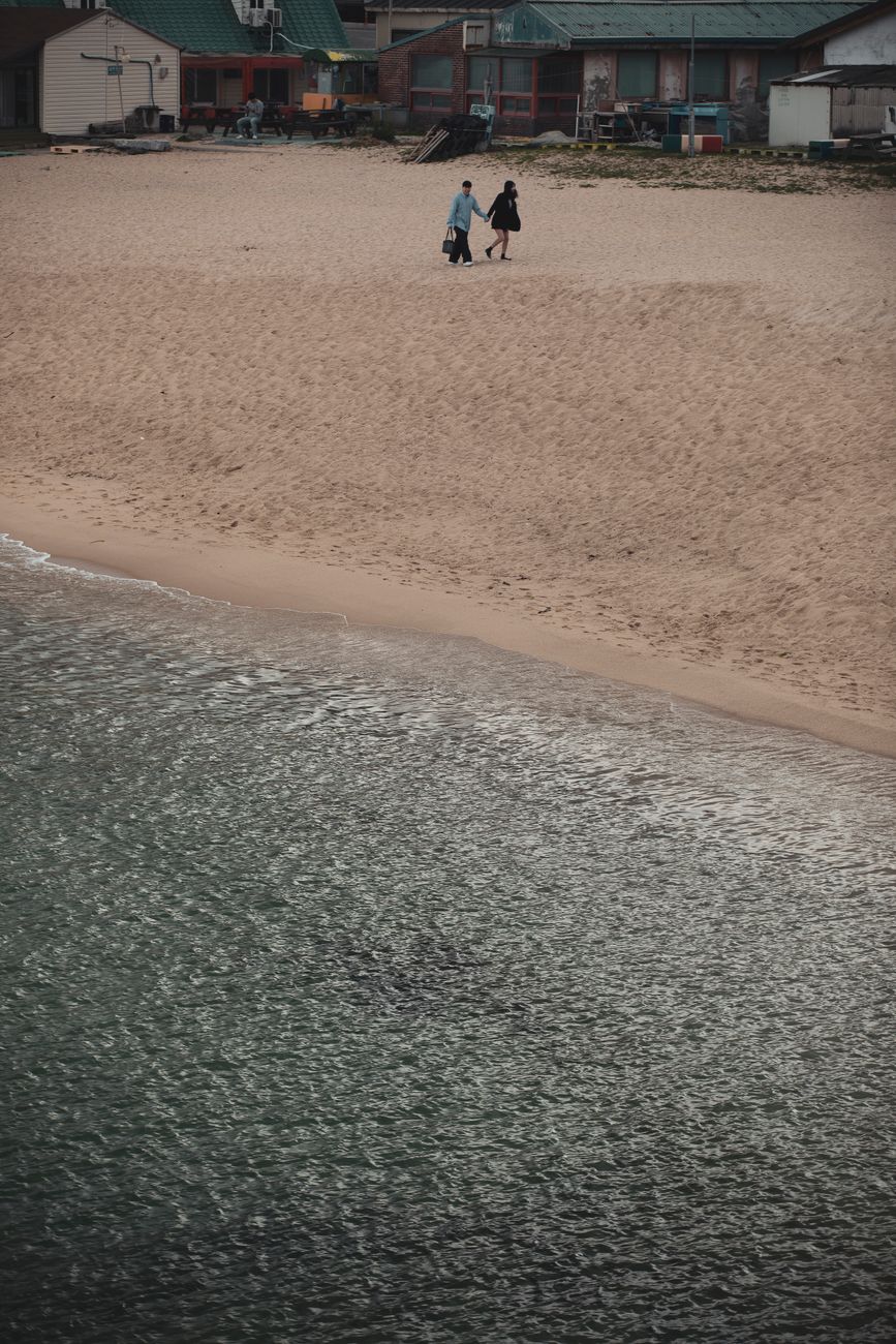 korea beach couple relaxing
