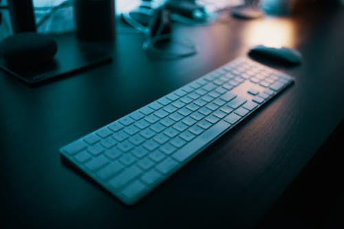 Apple Magic Keyboard Dengan Papan Angka Di Meja Dekat Mouse Nirkabel