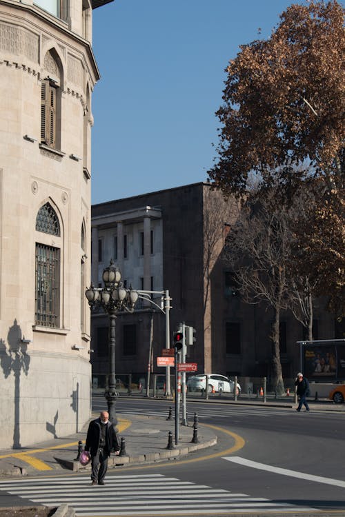 Gratis stockfoto met buitenkant van het gebouw, de straat oversteken, eerlijk