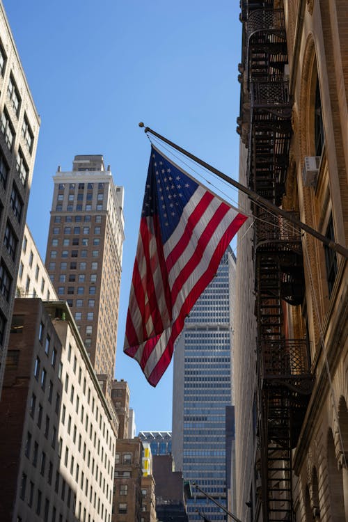 Kostnadsfri bild av byggnader, flagga, lågvinkelfoto