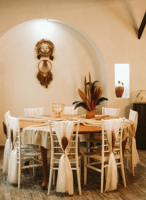 Free Warm and inviting rustic dining room with elegant round table and decor. Stock Photo