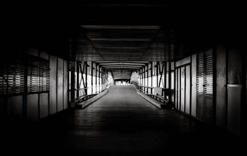Immagine gratuita di bianco e nero, buio, corridoi