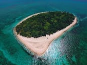 在菲律宾棉兰老岛北部，有一座郁郁葱葱的热带岛屿，四周环绕着蔚蓝的海水