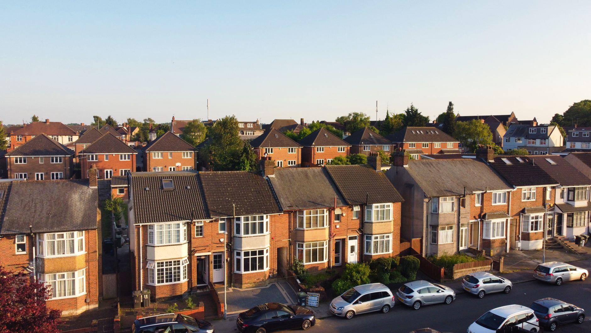 英国出生率下降?智库建议:先解决住房危机,年轻人才敢生娃