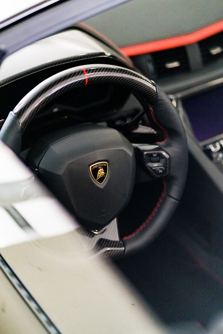Elegante Automobil-Aufnahme mit Nahaufnahme & Lamborghini (von Kraken Media, 6336×9504, #17145733)