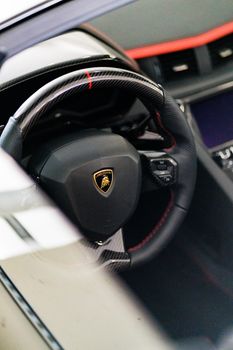 Elegante Automobil-Aufnahme mit Nahaufnahme & Lamborghini (von Kraken  Media, 6336×9504, #17145733)