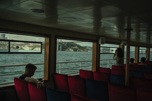 Бесплатное стоковое фото с корабль, красные сиденья, лодка