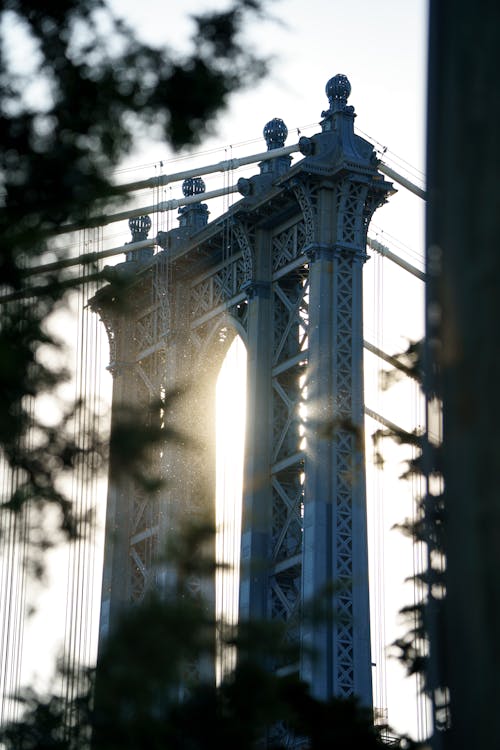 Солнечные лучи проходят через Бруклинский мост