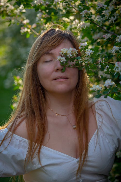 Základová fotografie zdarma na téma bílé šaty, dlouhé vlasy, hnědé vlasy