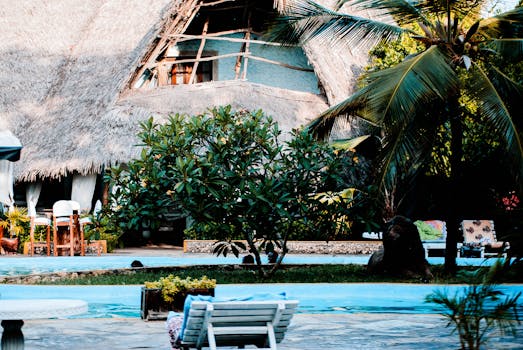 这座宁静的热带度假村，棕榈树郁郁葱葱，还拥有一栋屋顶别墅，非常适合放松