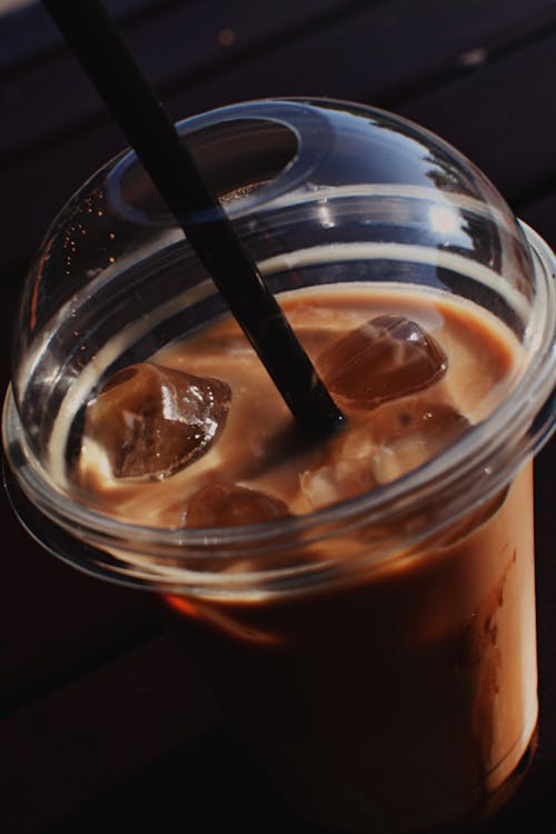Foto stok gratis tentang es kopi, es latte, fokus selektif, gelas