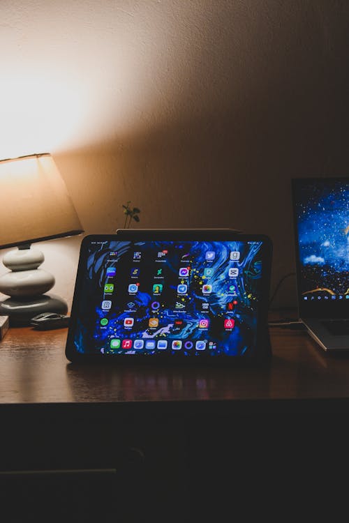 기술, 노트북, 램프의 무료 스톡 사진