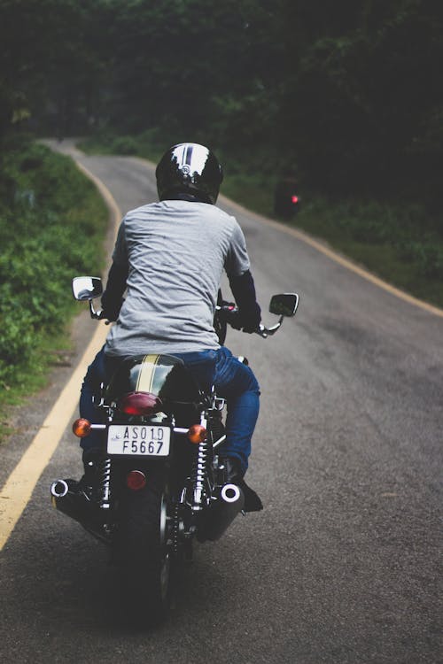 Foto Dell'uomo In Sella A Una Motocicletta