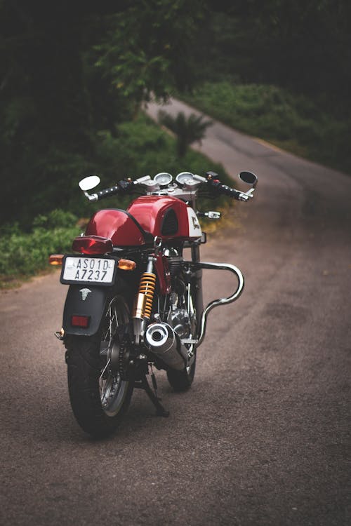 Yolda Park Edilmiş Motosiklet Fotoğrafı