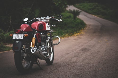 Motocicletta Standard Rossa Parcheggiata Su Strada Agricola