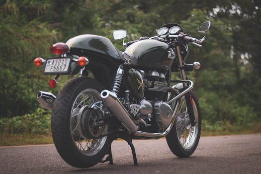 一辆停在户外的老式摩托车，以其时尚的设计和镀铬细节引人注目