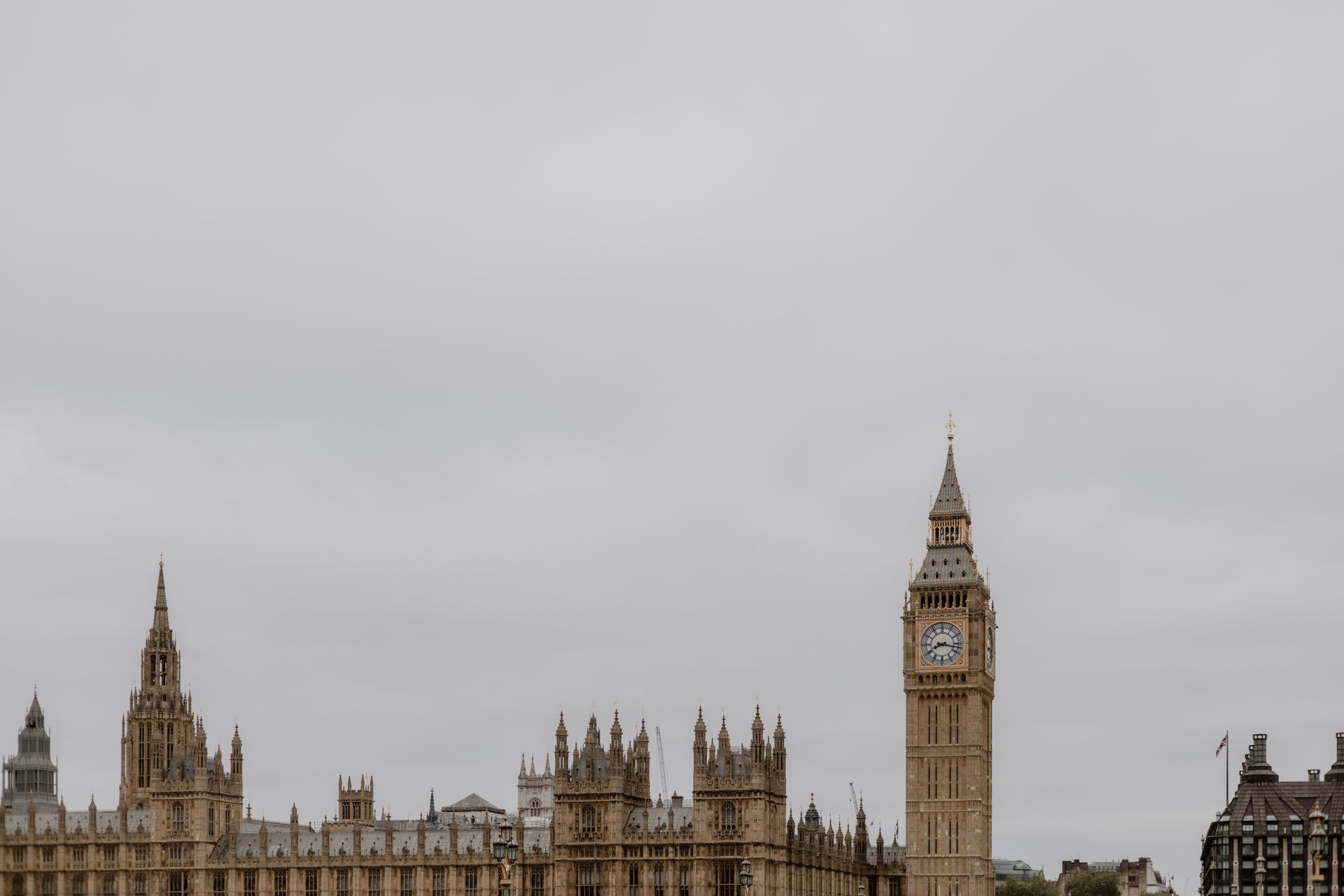 Bâtiment du parlement de Westminster à Londres sous un ciel gris