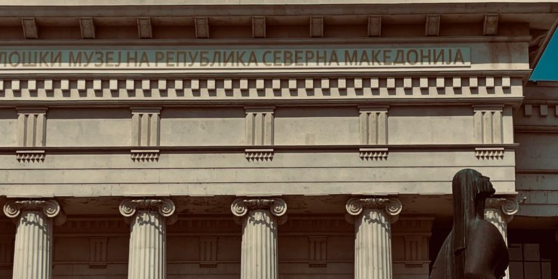 El Museo Arqueológico de Macedonia desde el Puente de las Civilizaciones, en Skopie